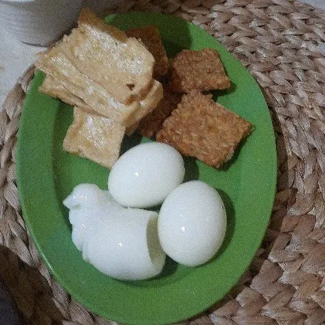 Goreng tahu dan tempe, lalu rebus telur sampai matang.
