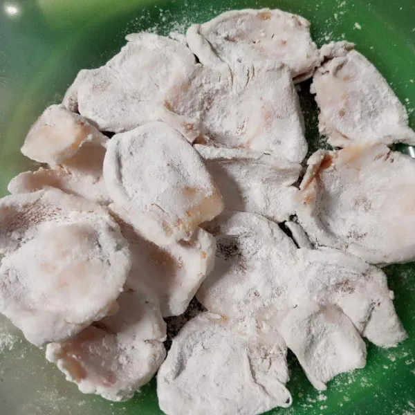 Baluri nangka yang sudah dicuci bersih dengan tepung beras.
