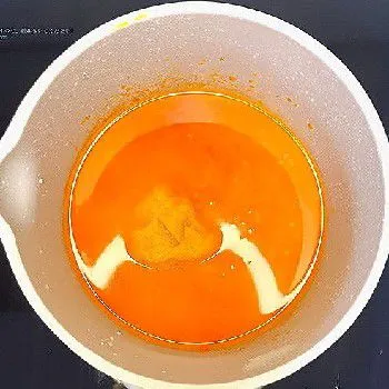 Masukkan pure labu kuning. Aduk hingga kuah berubah menjadi warna oranye cerah. Setelah air mendidih, masukkan adonan tepung sedikit demi sedikit. Rebus hingga adonan tepung mengapung