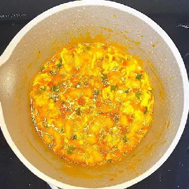 Tambahkan daun sawi cincang, masak kembali hingga matang