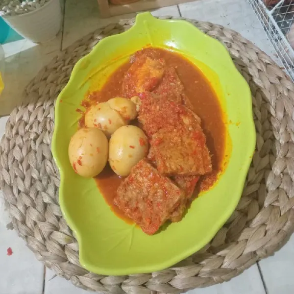 Masak sampai bumbu meresap, lalu matikan kompor. Bali tahu tempe telur siap untuk disajikan.