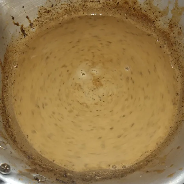 Tuang susu full cream, lalu aduk sampai rata. Tuangkan air, lalu aduk dan saring minuman milk teanya ke dalam botol dan masukkan ke kulkas agar dingin.