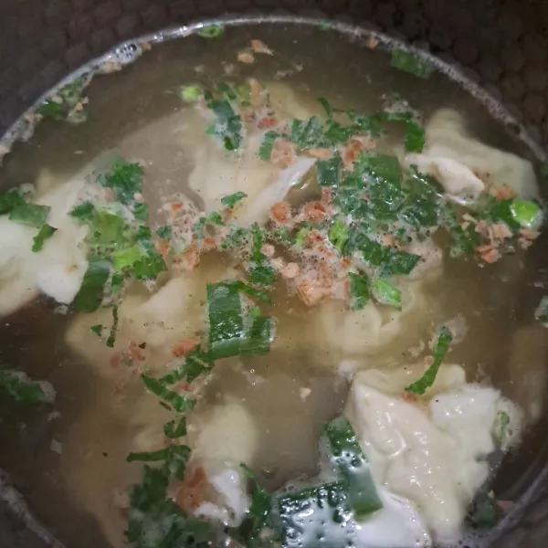 tumis bawang putih sampai harum tuang air masukan daun bawang dan seledri masukan bumbu-bumbu masak sampai mendidih kemudian masukan pangsit koreksi rasa siap disajikan.