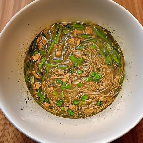 Tutup wajan, dan biarkan mendidih selama 3 menit hingga mie matang dan kuah beraroma kuat. Taburkan 10 gr daun bawang iris di atasnya, aduk sebentar