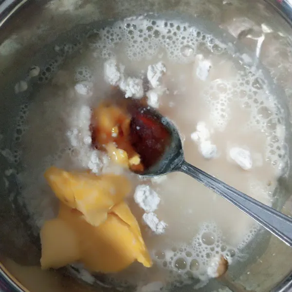 Tuangkan air, lalu tambahkan mentega dan madu. Aduk rata.