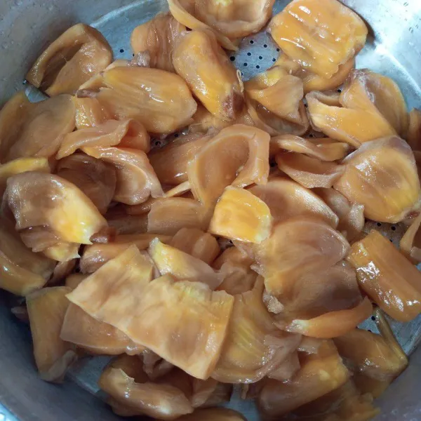 Pisahkan buah nangka dari bijinya, lalu cuci sampai bersih.