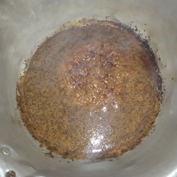 Masukkan bubuk teh dan gula pasir, lalu aduk rata hingga menjadi caramel.