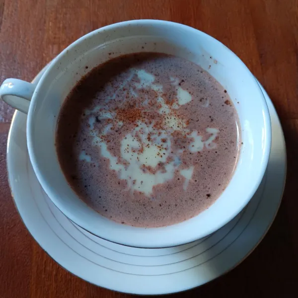 Tambahkan topping heavy cream dan kayu manis bubuk, jika suka