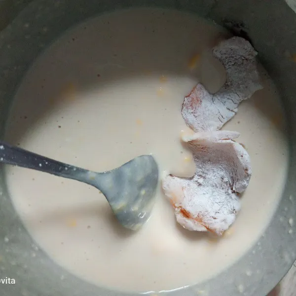 Celupkan nangka ke dalam adonan tepung.