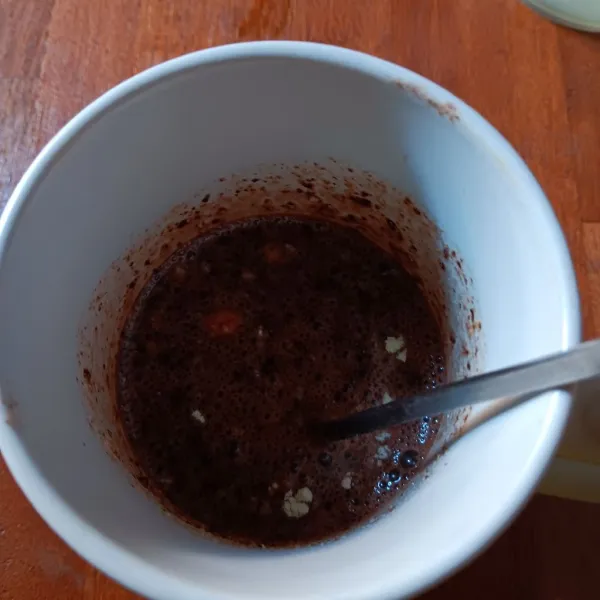 Tuang air sangat panas bertahap sambil diaduk, pastikan tidak ada yang bergerindil.