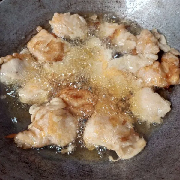 Goreng dalam minyak panas hingga berubah warna menjadi kecokelatan. Angkat dan tiriskan.