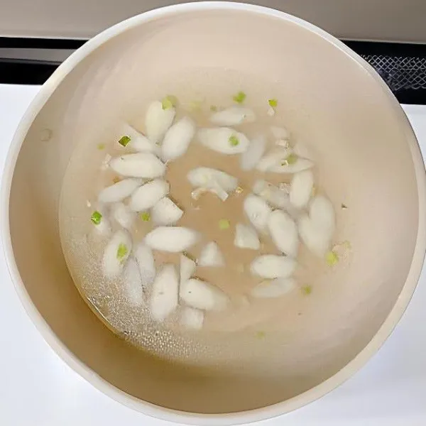 Tuangkan air ke dalam panci, didihkan dengan api sedang. Setelah air mendidih, kecilkan api, lalu masukkan ayam yang telah dimarinasi.