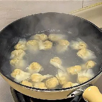 Setelah air mendidih kembali, tuangkan air dingin. Ulangi proses ini sebanyak dua kali.