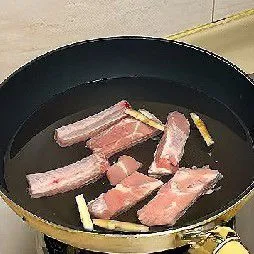 Rebus iga babi dengan jahe iris dan arak masak hingga mendidih.