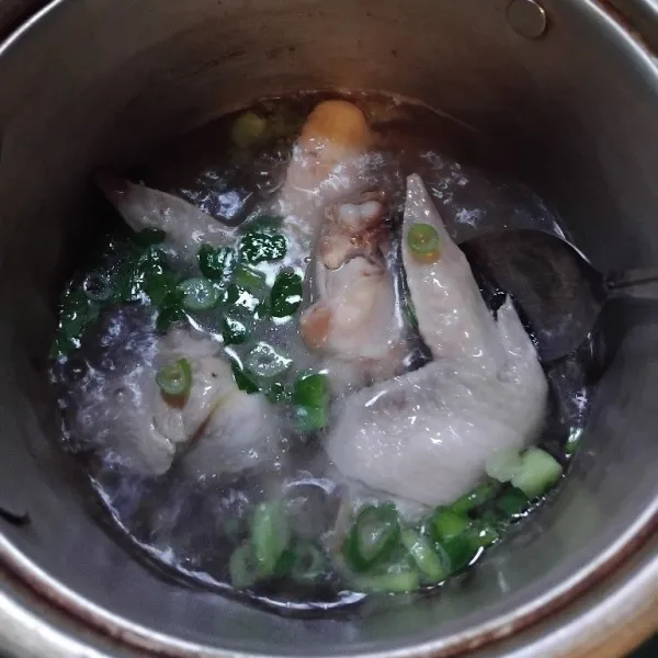 Menjelang di angkat, masukkan irisan daun bawang dan seledri. Aduk rata dan jangan lupa untuk cek rasa.