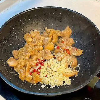 Tambahkan bawang putih cincang dan cabe merah cincang, lalu tumis hingga harum.