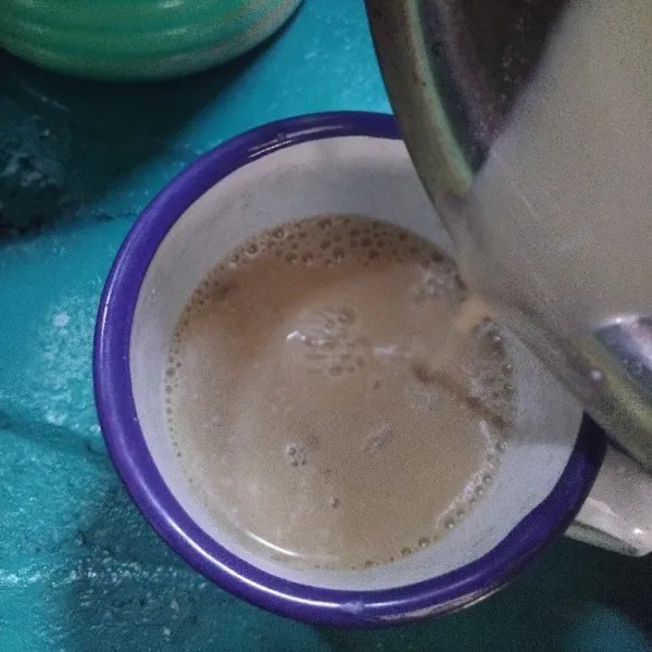 Tuangkan ke gelas saji. Sajikan hangat.