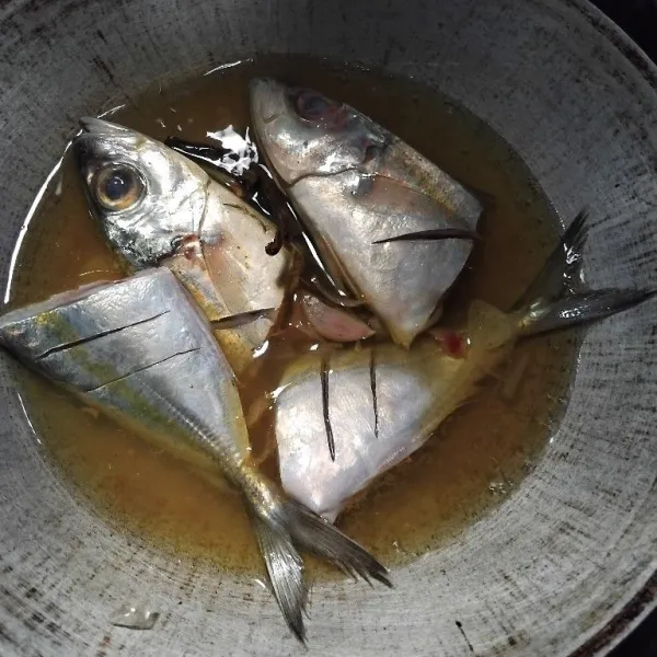 Masukkan ikan, lalu aduk sampai rata.