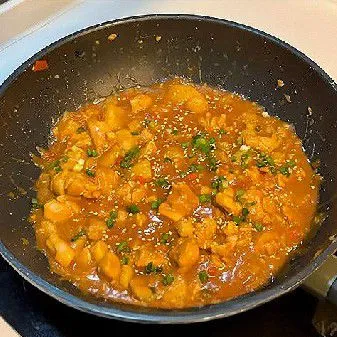 Tambahkan kaldu jamur instan dan daun bawang. Taburkan wijen putih di atasnya.