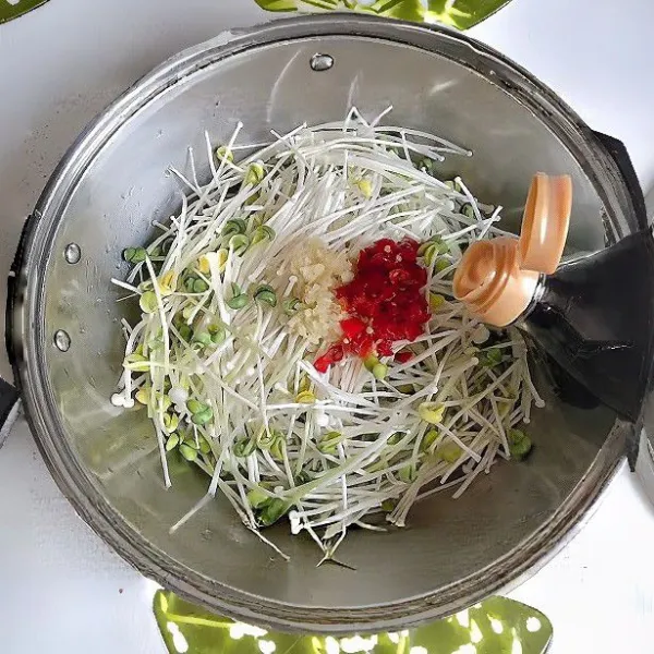 Tuangkan kecap asin, saus tiram, dan minyak wijen. Aduk rata.