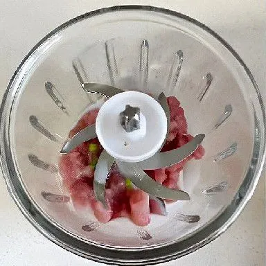 Rendam daging babi cincang dengan air jahe dan bawang selama 15 menit untuk menghilangkan bau amis.