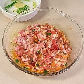 Aduk rata hingga bahan menyatu. Tambahkan air jahe sedikit demi sedikit sambil diaduk agar adonan lembut dan lengket.