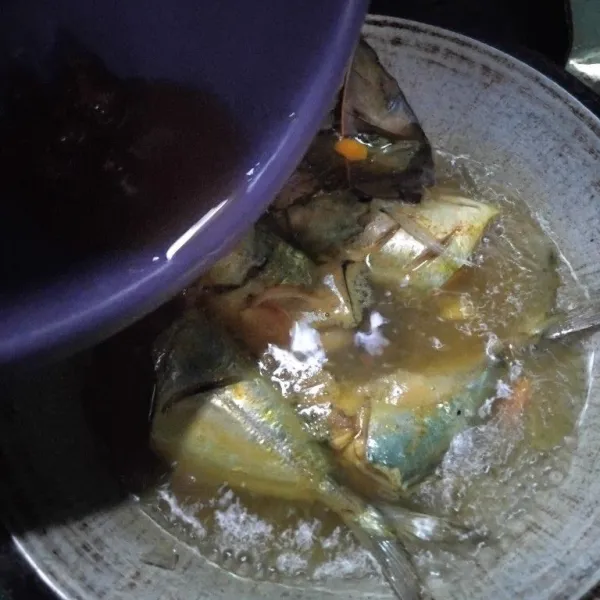 Setelah mendidih kembali, masukkan air asam jawa, garam, dan kaldu bubuk. Aduk rata.