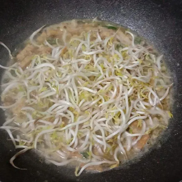 Masukkan tauge, lalu bumbui dengan gula pasir, kaldu bubuk, dan garam secukupnya. Aduk hingga rata.