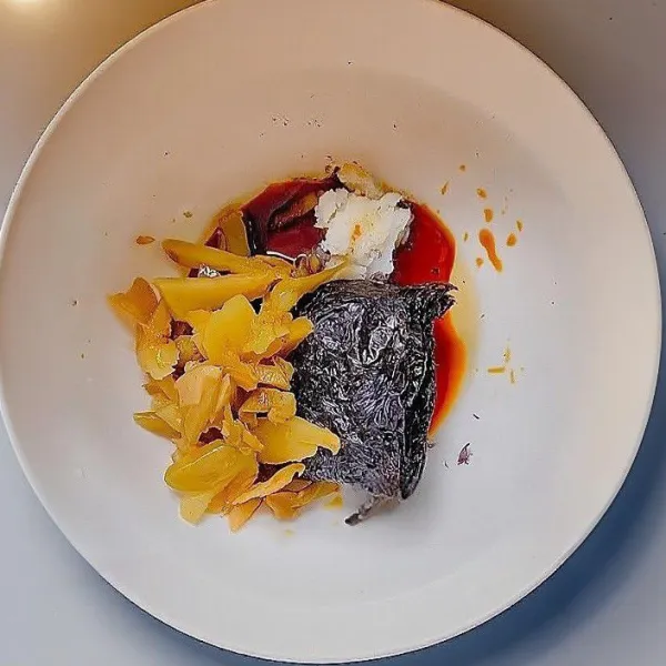 Dalam mangkuk besar, campurkan kecap asin, saus tiram, minyak wijen, dan lemak babi.