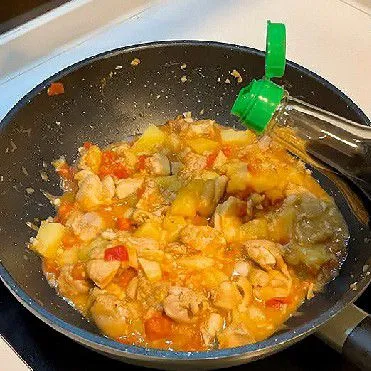 Tuangkan kecap asin, kecap manis, saus tomat dan gula pasir. Aduk rata.