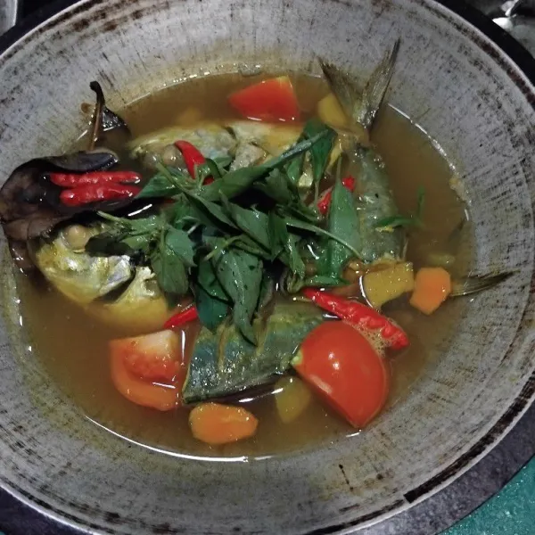 Menjelang di angkat, masukkan daun kemangi. Aduk rata dan sajikan hangat.