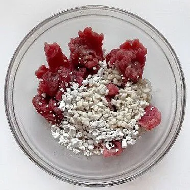 Dalam mangkuk, tambahkan tepung tapioka dan air ke dalam daging sapi. Aduk dan remas perlahan hingga meresap.