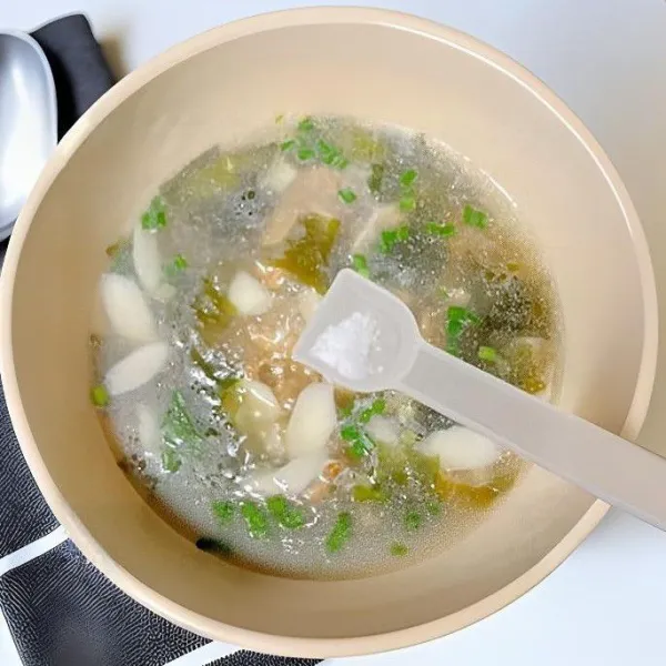 Tambahkan sedikit garam. Taburi dengan daun bawang cincang. Aduk rata.