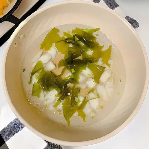 Tambahkan rumput laut yang sudah direndam, lalu aduk perlahan agar tidak hancur.