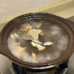 Tuangkan 1.2 liter air dan masukkan bawang putih, lada bubuk, dan ketumbar ke dalam panci. Didihkan air, lalu rebus bumbu selama 15 menit agar aromanya keluar.