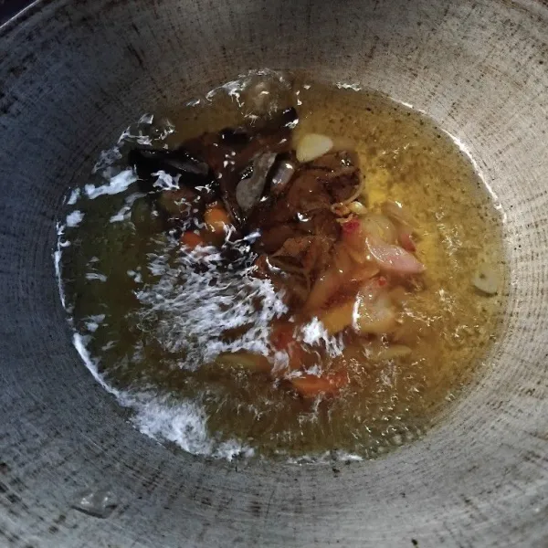 Didihkan air, lalu masukkan semua bumbu-bumbu dan masak hingga bau langu hilang.