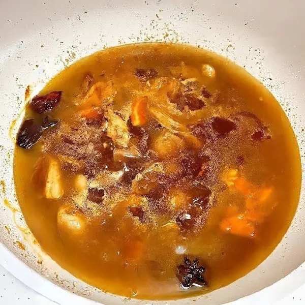 Masukkan tomat cincang halus, aduk dan tumis hingga tomat mengeluarkan air dan bercampur dengan bumbu.