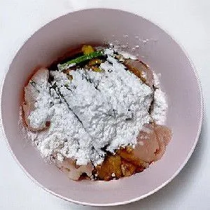 Tambahkan kecap asin, tepung tapioka, dan saus tiram, lalu aduk sampai rata. Diamkan selama 10 menit agar bumbu meresap.