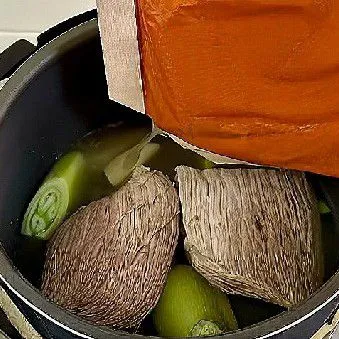 Setelah direbus, pindahkan daging sapi ke dalam panci presto. Tuangkan kaldu tulang sapi instan, lalu presto selama 20 menit.