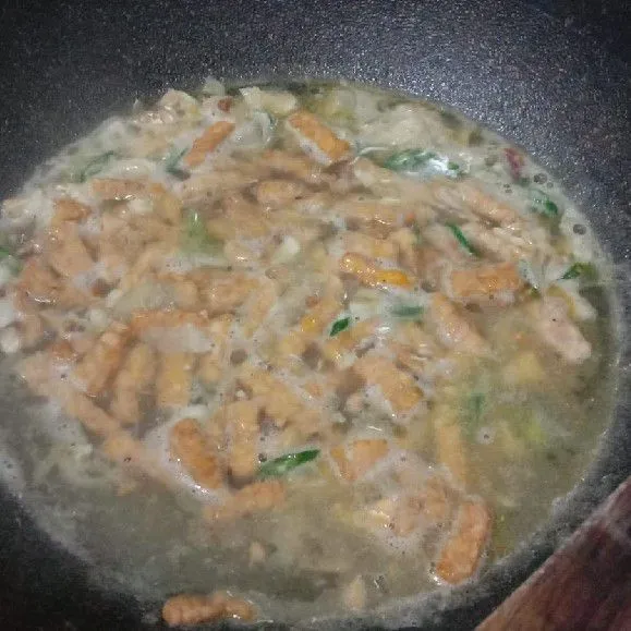 Masukkan potongan tempe, lalu aduk sampai rata.
