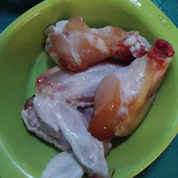 Cuci bersih ayam, lalu beri air perasan jeruk nipis dan diamkan selama beberapa menit, lalu bilas.