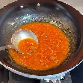 Tambahkan garam, gula pasir, dan kecap asin. Aduk rata hingga bumbu meresap dan kuah mulai sedikit mengental.