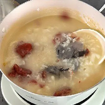 Masukkan kembali daging sapi iris tipis dan udang yang sudah direbus sebelumnya. Masak hingga daging berubah warna dan matang.