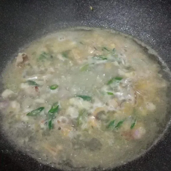 Tuangkan sedikit air.