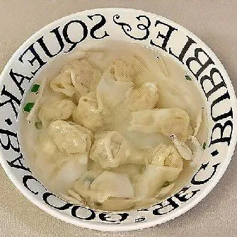 Tuangkan kaldu tulang sapi panas ke dalam mangkuk berisi bumbu kuah, aduk rata. Masukkan pangsit daging yang sudah matang ke dalam mangkuk kuah.