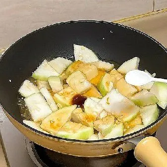 Tambahkan saus tiram untuk memberi rasa gurih manis.