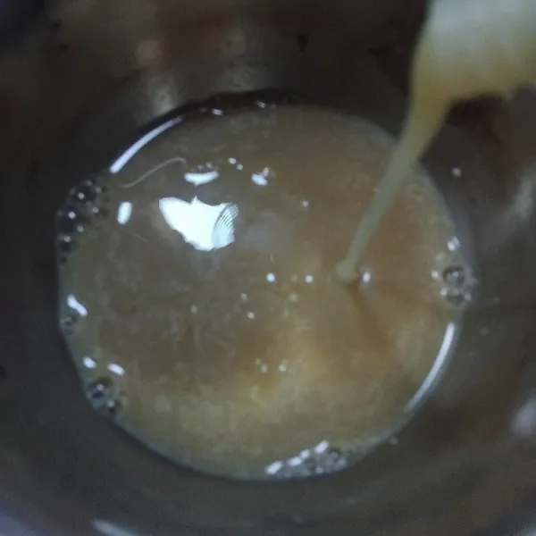 Masukkan susu kental manis putih sesuai. Aduk rata dan jangan lupa untuk cek rasa.