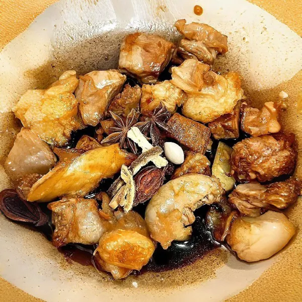 Tambahkan kecap asin, kecap manis, garam, bunga lawang dan kayu manis. Aduk rata hingga bumbu menyatu.