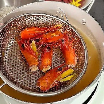 Tuangkan 1.2 liter air panas ke dalam panci, lalu didihkan selama 3–5 menit. Angkat udang dan kepala udangnya. Sisakan air rebusannya sebagai kaldu dasar udang.