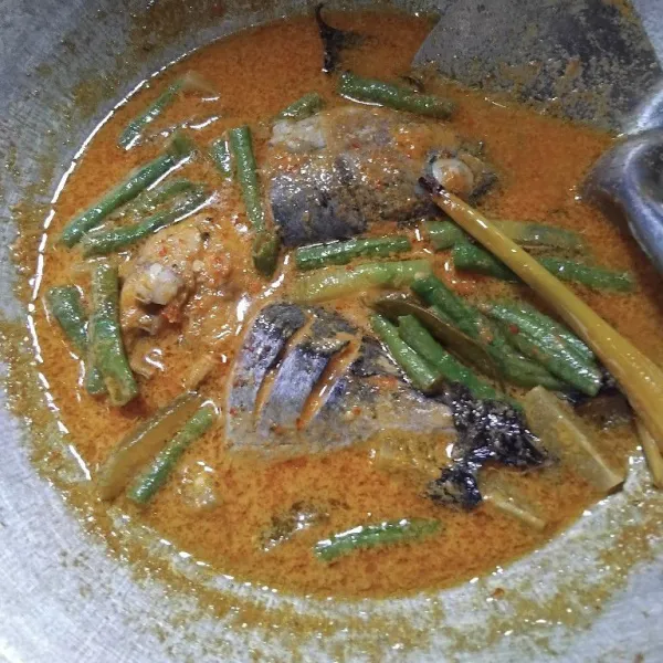 Masak hingga matang. Jangan lupa untuk cek rasa. Angkat dan sajikan.